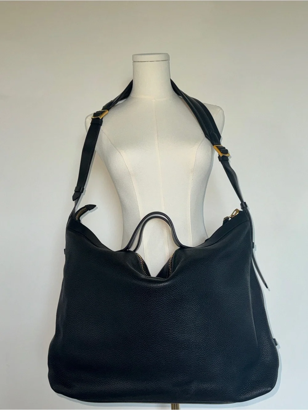 Tom Ford Black Grain Leather Oversized Hobo with Gold Hardware - Picture 4 of 6